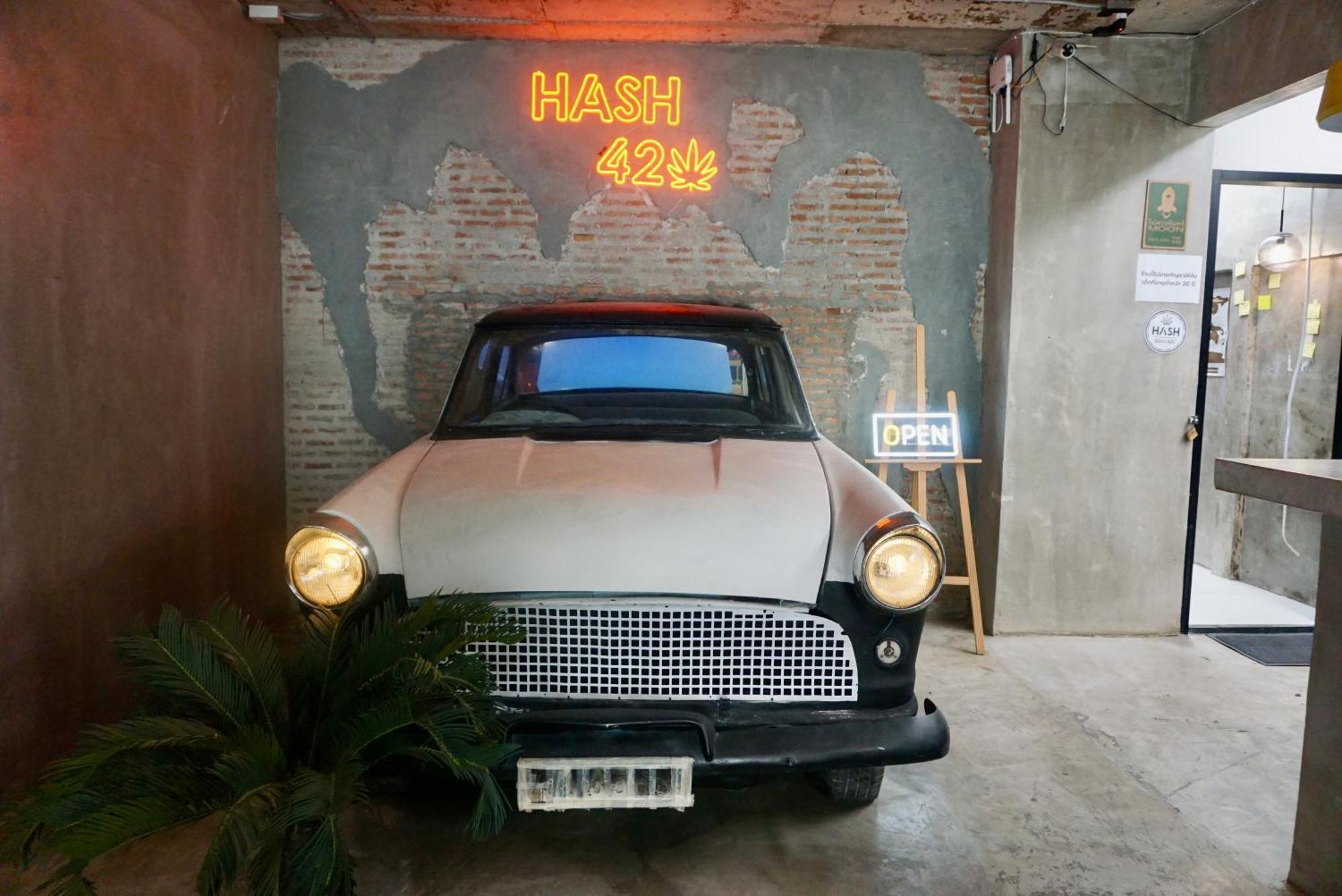 Hash Apartment With Unique Chill Design At Silom Soi 3 Bangkok Eksteriør billede